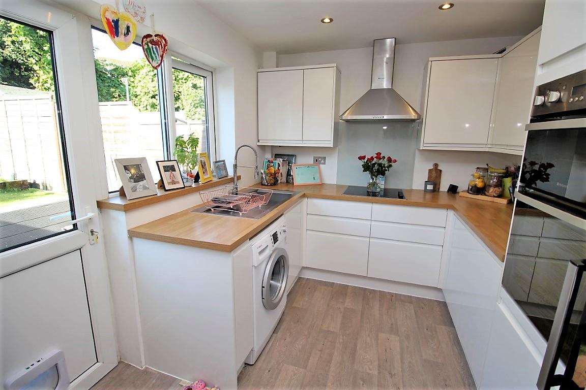 2 bed property in Warbreck Drive, Reading